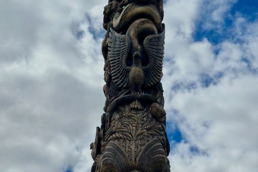 Tác phẩm chạm khắc gỗ của người Māori dưới bầu trời nhiều mây ở Taupō, New Zealand