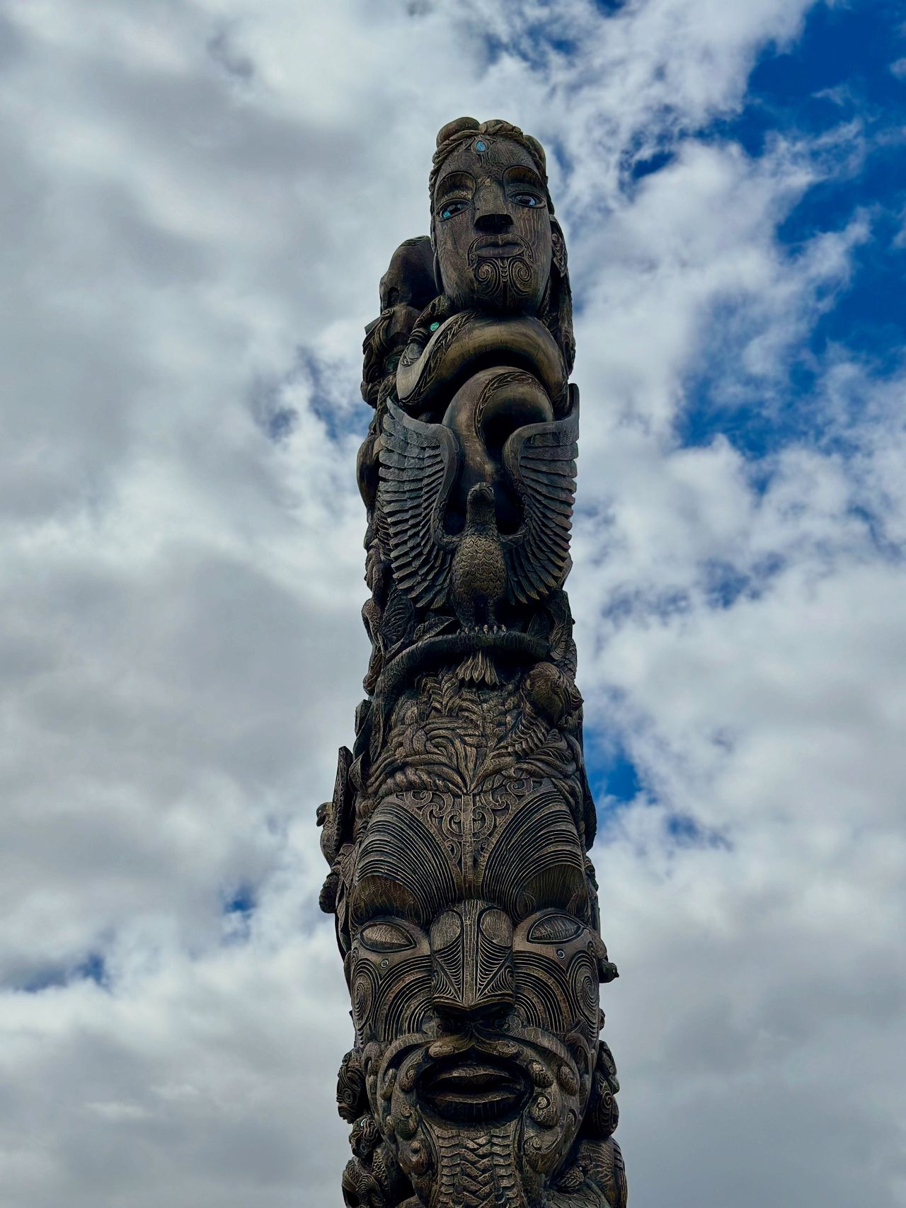 Tác phẩm chạm khắc gỗ của người Māori dưới bầu trời nhiều mây ở Taupō, New Zealand